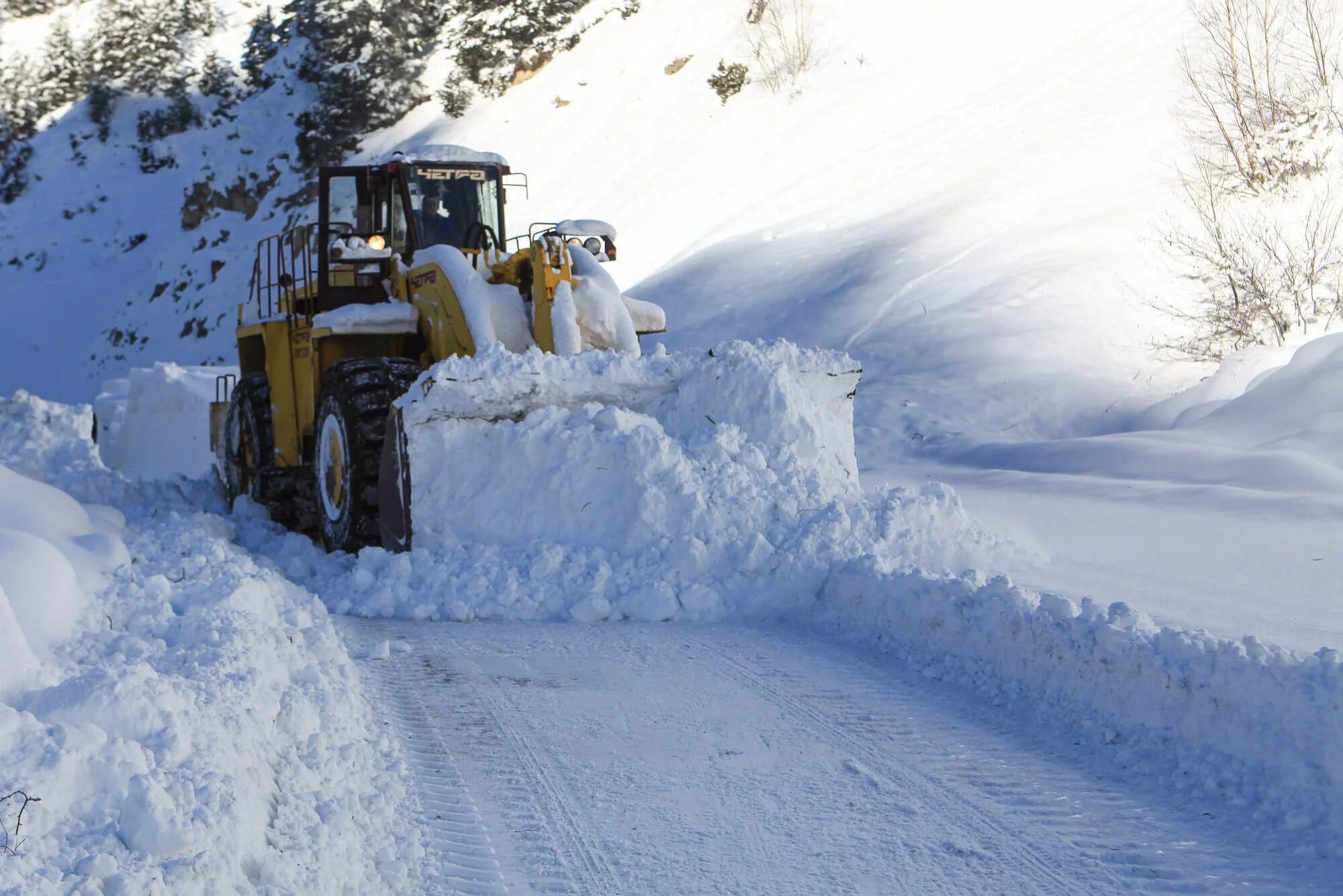 Бульдозер для расчистки снега. Трактор джон дир для уборки снега. Трактор зимой. Трактор зимой. Трактор зимой.