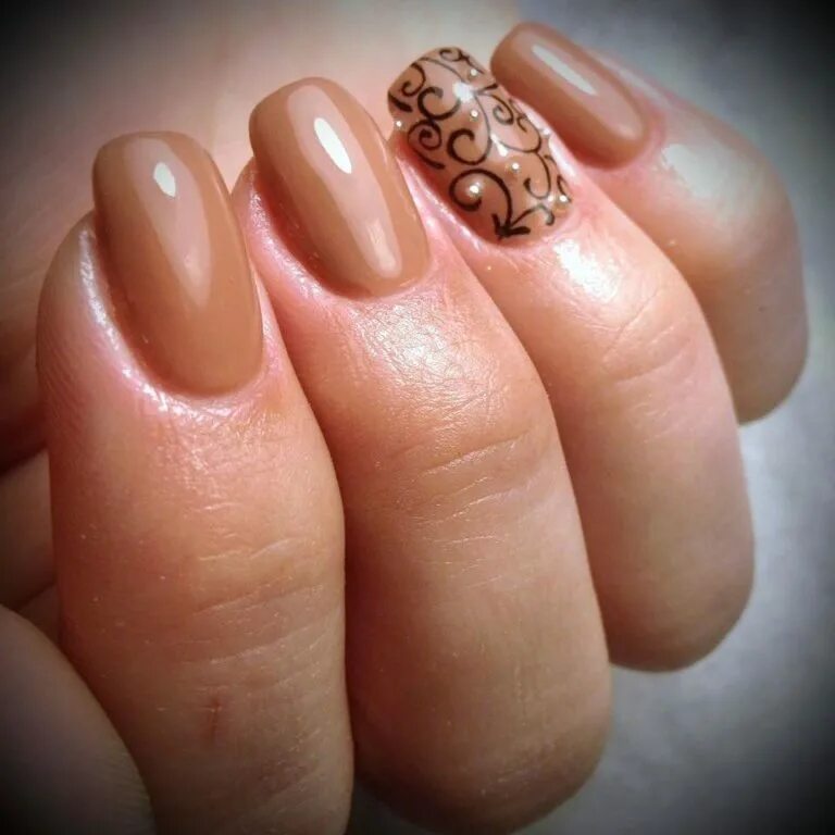 Unghie Caramel Latte: l'interpretazione di nude contemporanea e chic Indigo nail