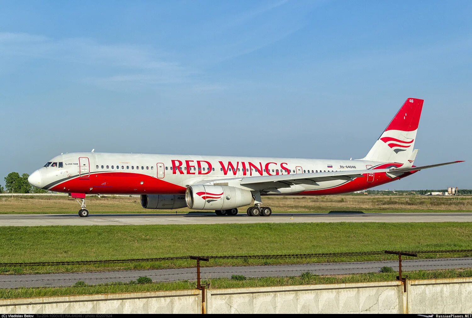 Сайт авиакомпании редвинг. Ред вингс самолеты. Ssj-100 самолет red wings. Ту 214 ред вингс. Самолёт авиакомпании red wings.