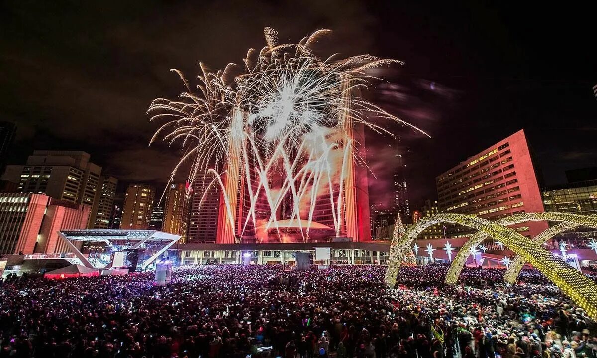 Площадь канады 2025. Площадь nathan phillips square. nathan phillips square в торонто. nathan phillips square новый год. новый год в канаде.