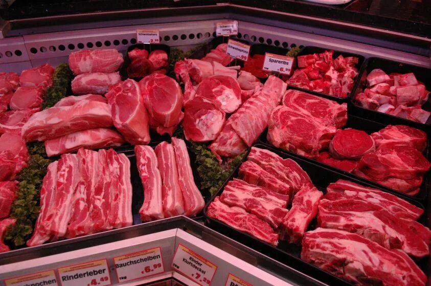 Свежее мясо говядина. Meat selling. Meat selling. Мясо на прилавке. Ассортимент мясной лавки.