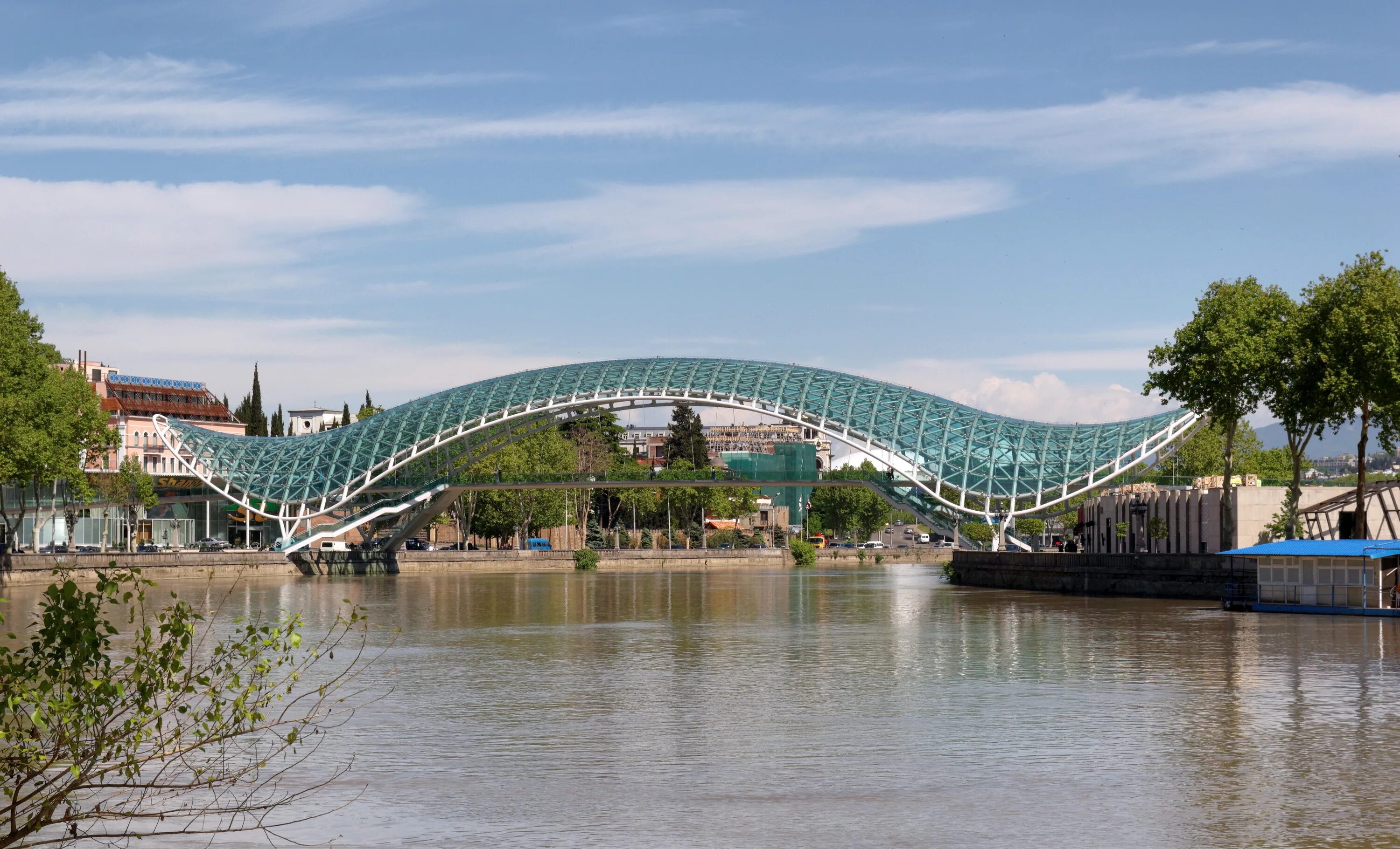 Мост в грузии. Мост дружбы Тбилиси. Стеклянный мост в Тбилиси.