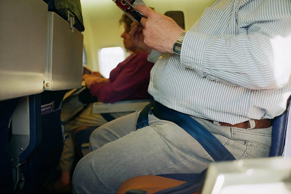 Высокие люди в самолете. Люди в самолете. Толстый пассажир в самолете. Толстый человек в самолете. Толстый самолет.