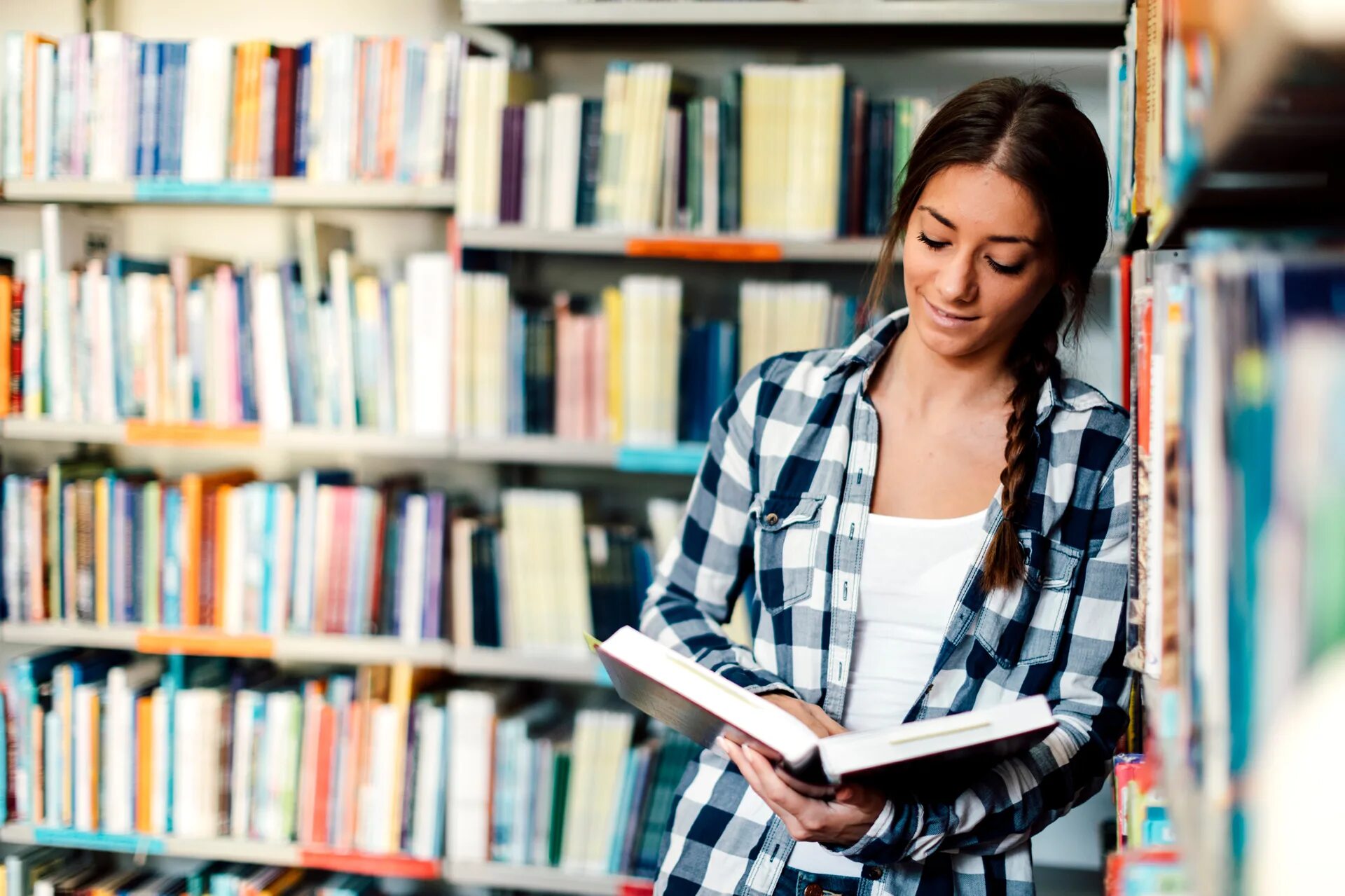 Read the conversation. Студенты в библиотеке ищут книги. read me книги. in the library. ридинг-семинар в библиотеке.