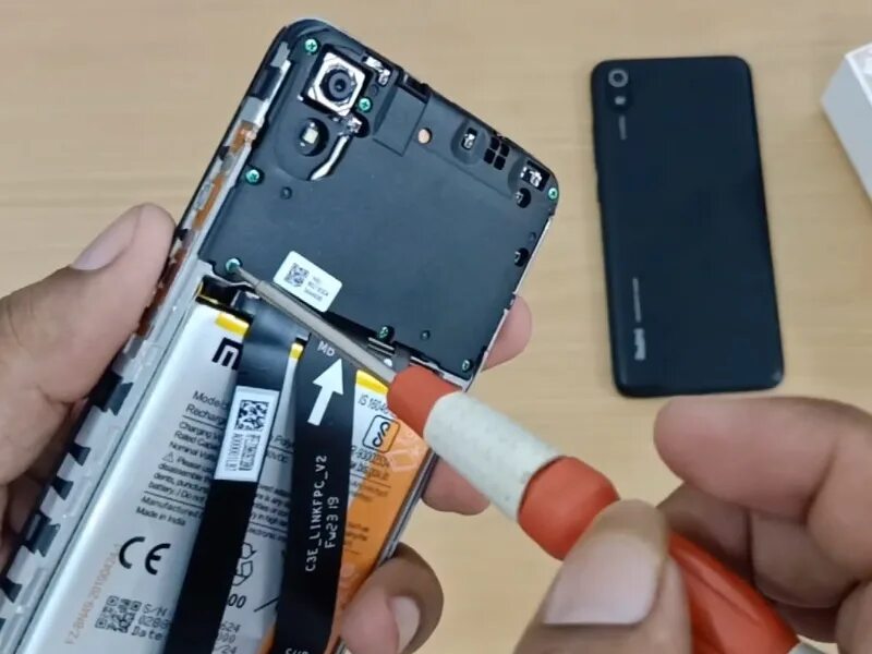 Заменить аккумулятор redmi. Замена аккумулятора redmi. redmi 7 батарейка. redmi 7a замена аккумулятора. xiaomi redmi 7a как заменить батарею.