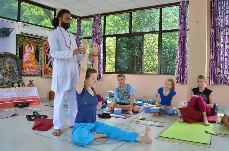 Курсы инструктора йоги. Крийя йога ашрам Ришикеш. Учитель йоги. Индийские учителя йоги. Учитель йоги Индия.