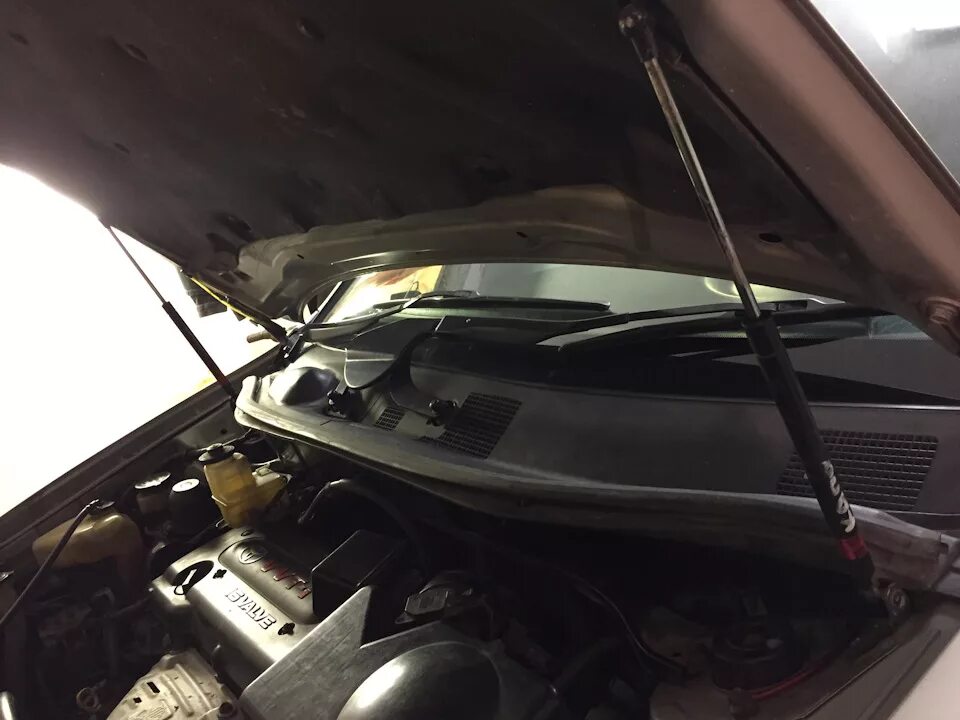 Как поменять амортизатор капота. Как поменять амортизатор капота. Амортизаторы капота максима 33. Инструкция замены амортизатора капота. Замена упоров капота инфинити фх 37.