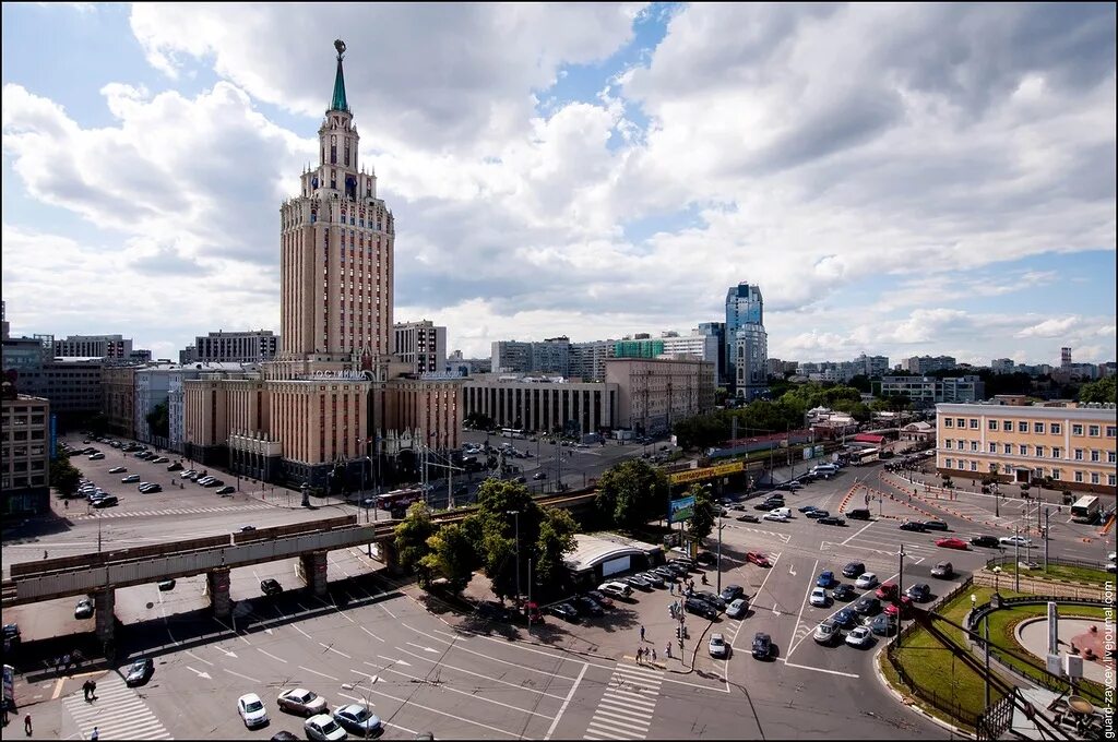 Гостиница Ленинградская сталинская высотка. Площадь 3 вокзалов в Москве. Комсомольская площадь Москва. Высотка на площади трех вокзалов в Москве. Московские 3 вокзала