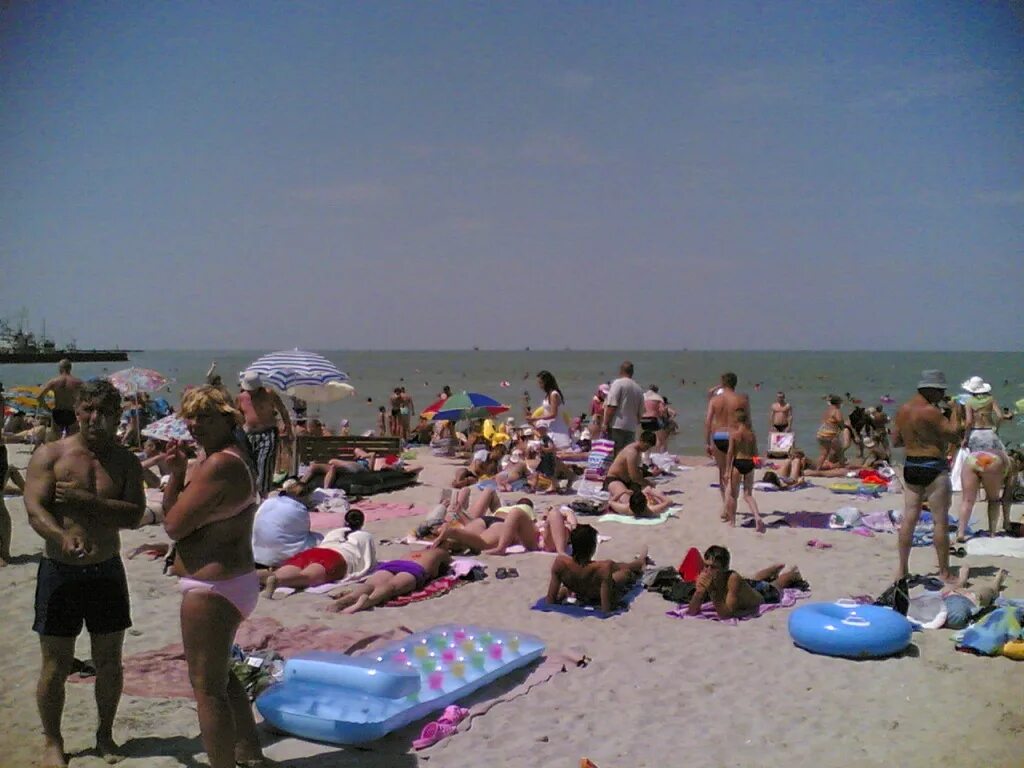 море пляж семья. курорты черного моря с детьми. черное море пляж дети. лето дети море. ялта интурист пляж.