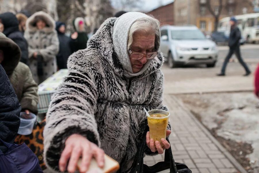 Еда для бездомных. Питание бездомных. Кормят бездомных. Раздают еду бездомным.