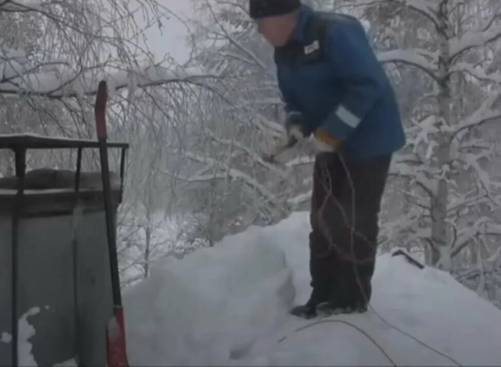 Как чистить снег видео. Приспособления для уборки снега с крыши с веревкой. уборка снега с крыши веревкой. для стягивания снега с крыш. убрать снег с крыши.