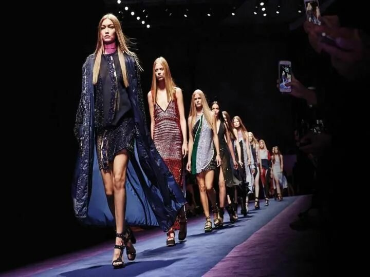 Модель на подиуме. Показ мод чб. Last fashion shows. Модный показ. Мода париж catwalk.