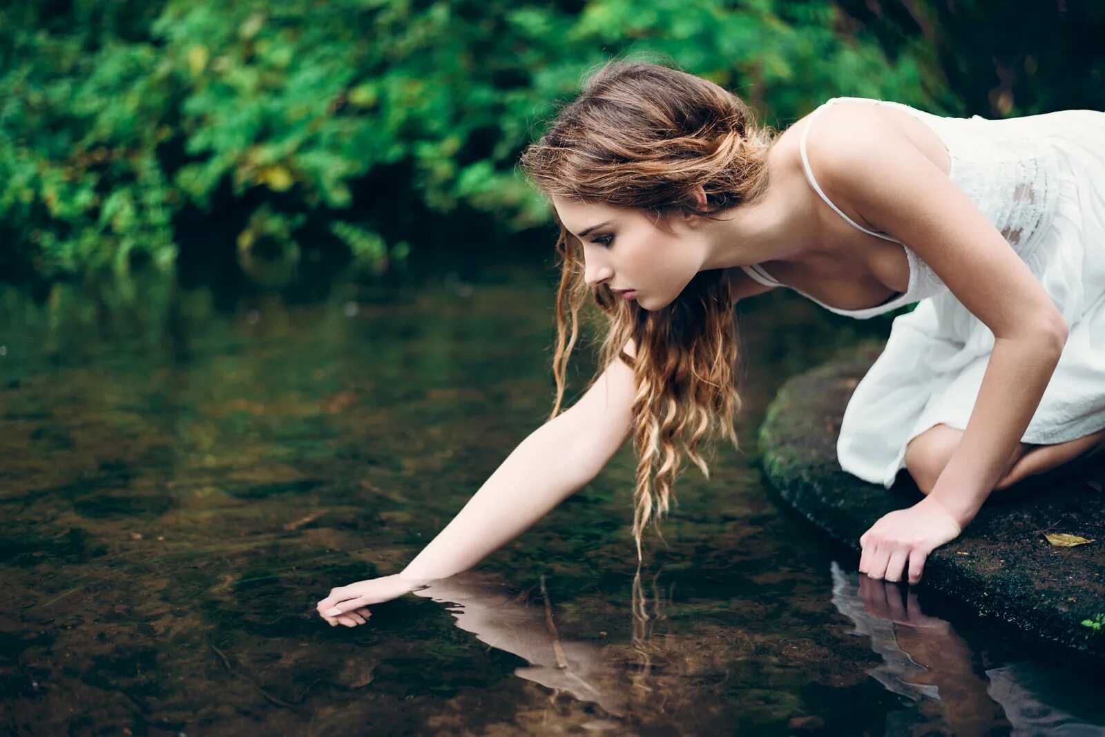 Девушка у реки. Фотосессия в воде. Девушка у пруда. Фотосессия на пруду. Красивые девушки река