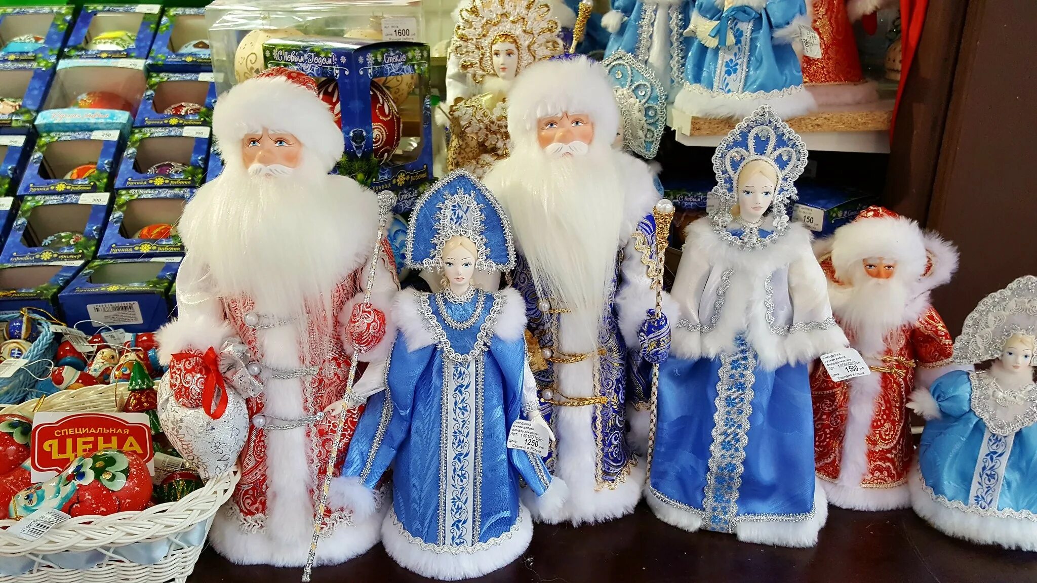 коллекционеры дедов морозов. выставка деда мороза и снегурочки. выставка деда мороза и снегурочки. новогодние дед мороз и снегурочка. ватная игрушка дед мороз.