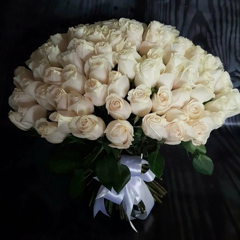 Букет белых роз. Шикарный белый букет. Букет из белых роз. Красивый букет белых роз. Красивые белые букеты цветов