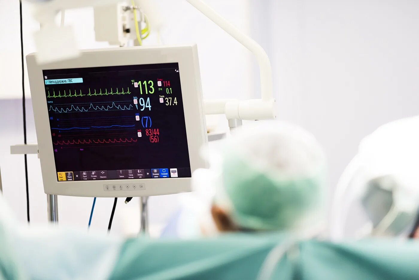 Операция на сердце у женщин. Операция на сердце пульс. Прибор для пульса в больнице. Монитор в операционной. Методы диагностики сердечно-сосудистых заболеваний.