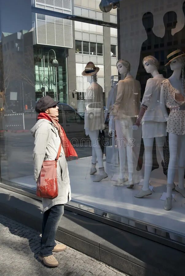 Витрина. Стою я у витрины смотрю. Женщина у витрины. Нищий у витрины. Девушка у витрины.