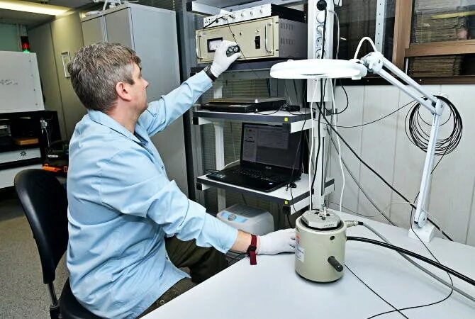Испытания радиоэлектронной аппаратуры. Лаборатория испытаний. Снк-6 стенд механических испытаний. Вибростенд кбп. Испытания оборудования.