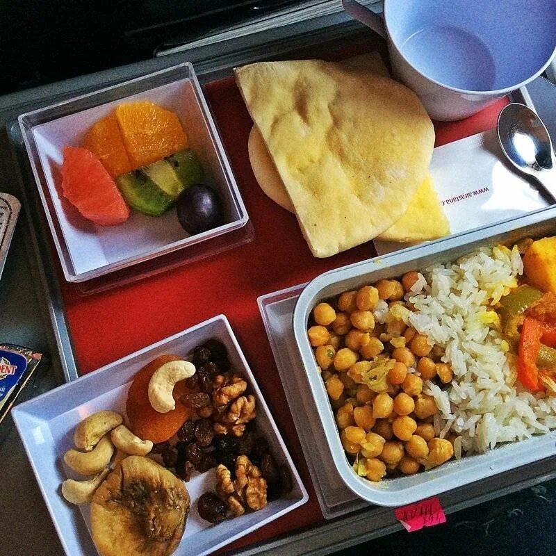 Самолете дают еду. Кошерное питание узбекские авиалинии. Эйр Астана питание на борту. Еда в самолете. Обед в самолете.