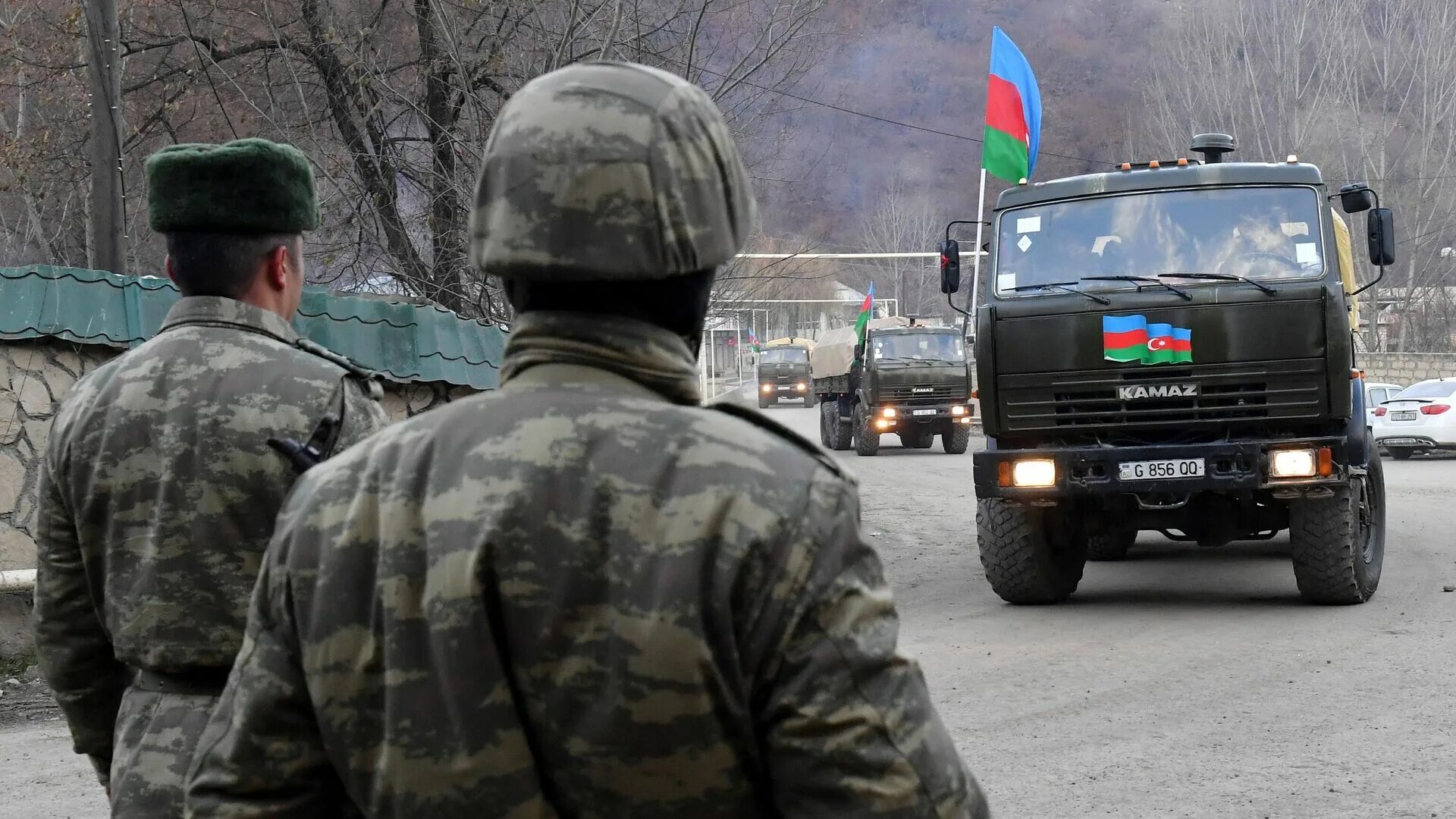 Азербайджан захватил. Военные Азербайджана в Карабахе. Солдат вс Азербайджана в Карабахе. Армия Армении 2021. Азербайджан колонны военных.