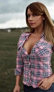Красивая грудная женщина