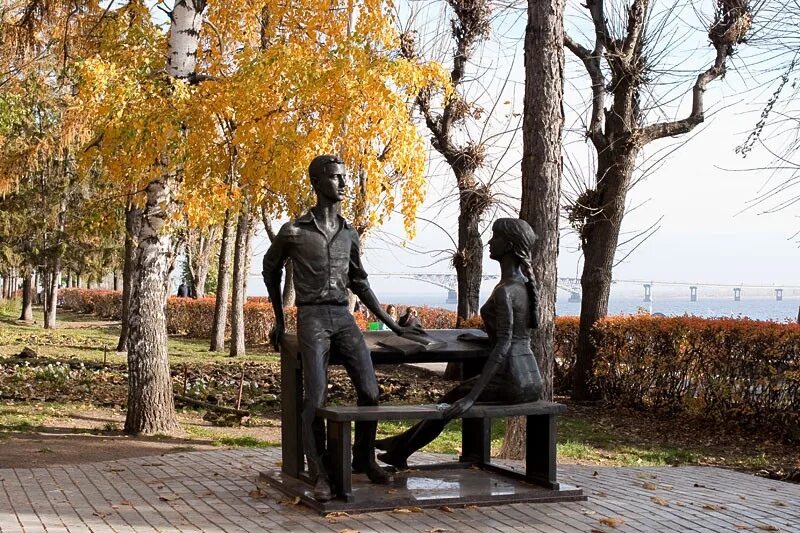 Городской парк Саратов памятник. Саратов набережная осенью. Набережная Саратов осень. Осенний городской Саратовский парк. Погода на неделю энгельс саратовской