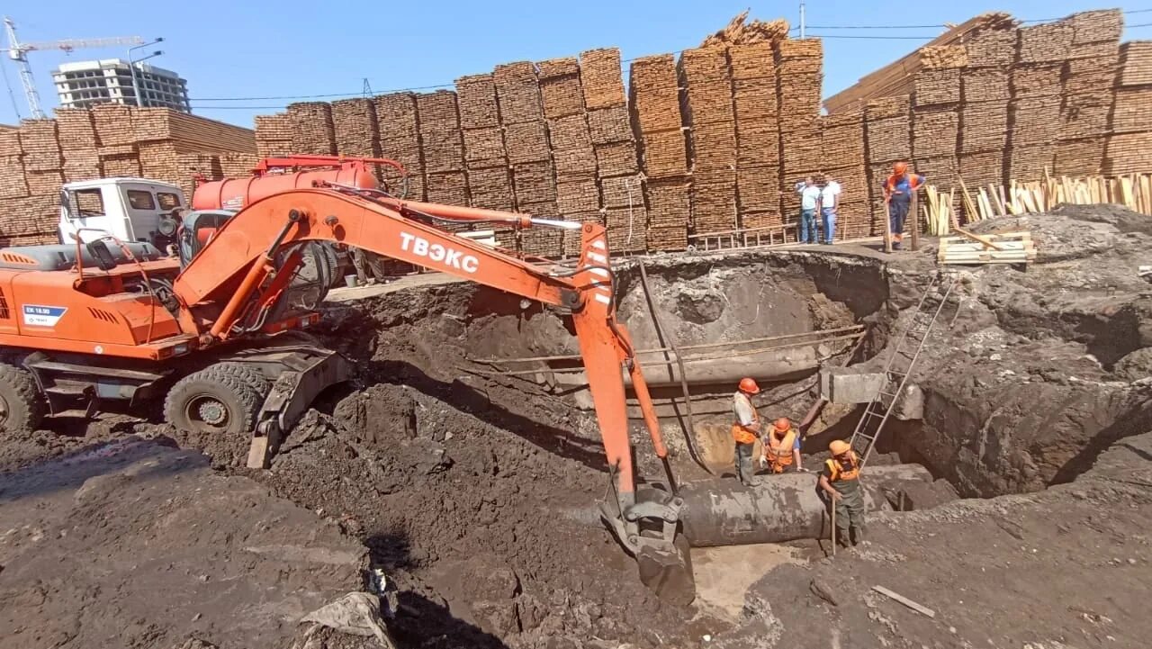 Когда дадут воду в северном районе воронежа. Экология в воронеже 2022. Прорыв водопровода. Коммунальная авария течет вода. Когда дадут воду в северном районе воронежа.
