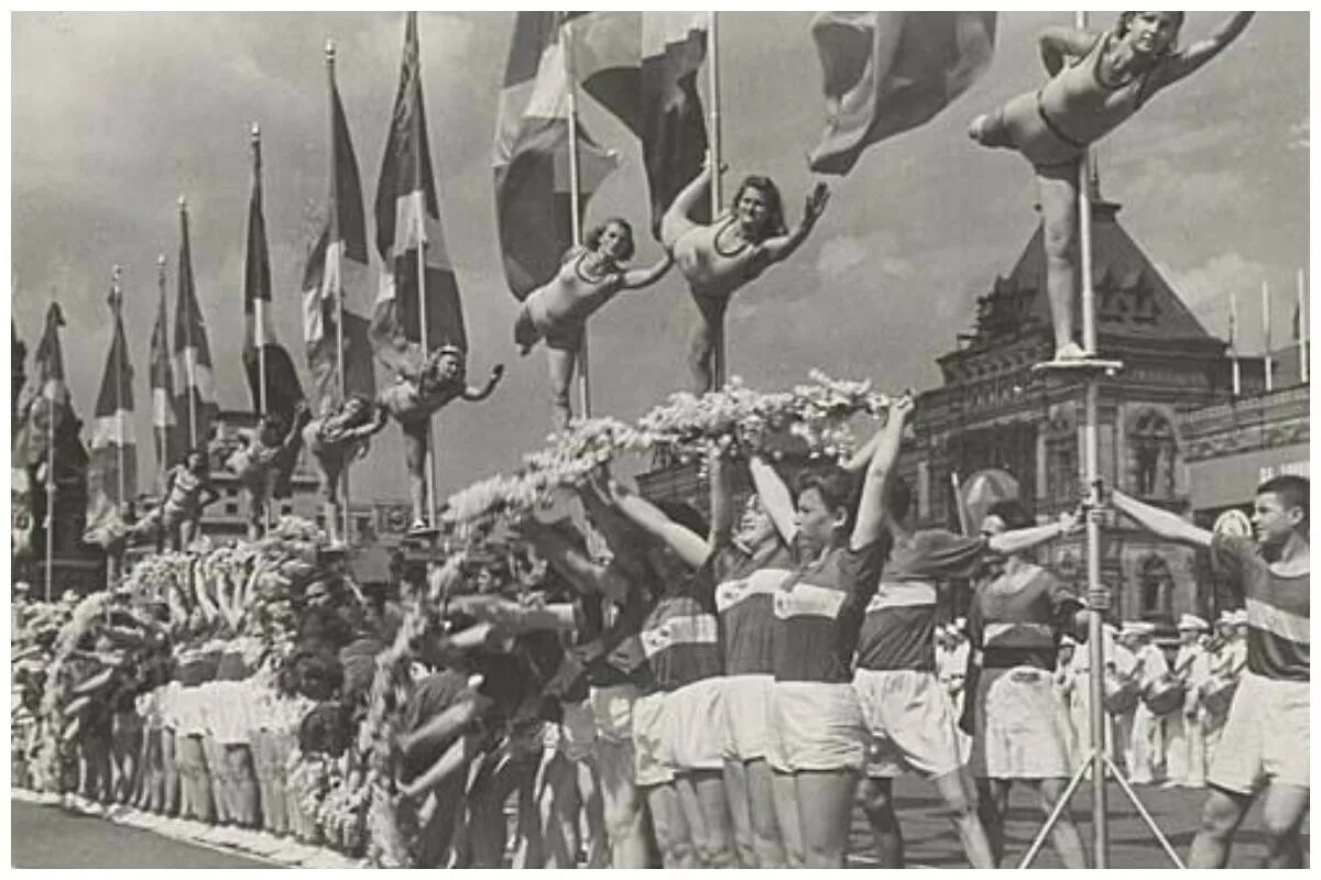 30 е июня. Всесоюзный парад физкультурников 1937. Парад физкультурников 30-е годы. Парад физкультурников на красной площади 1937 год. Парад физкультурников 1939.
