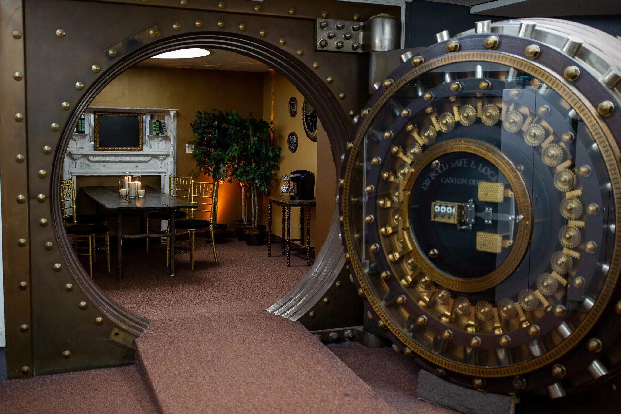 Bank vaults. Vault Door. Bank Vault коридор. Круглая сейфовая дверь банка newyork. Vault Бали.