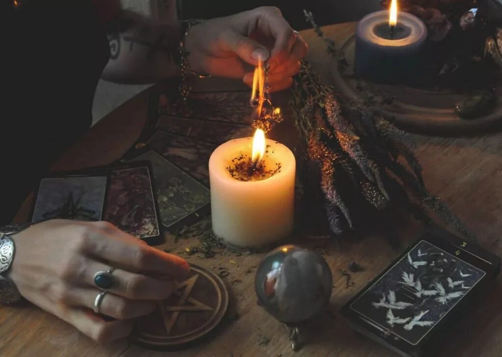 Навели сильную порчу. Магия ритуалы. Магические свечи. Приворот приворожить мужчину. Ритуалы со свечами.