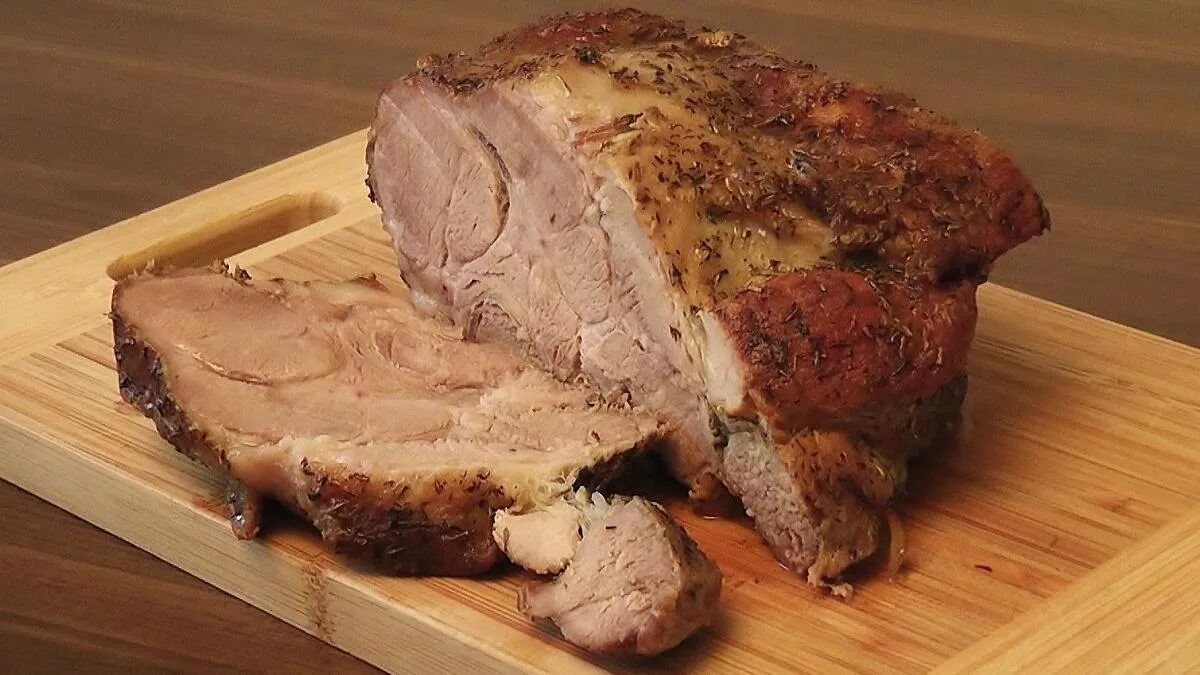 Печеное мясо. Кусок свинины в духовке. Запеченное мясо в духовке. Мясо запечь в духовке куском. Запеченный кусок свинины.
