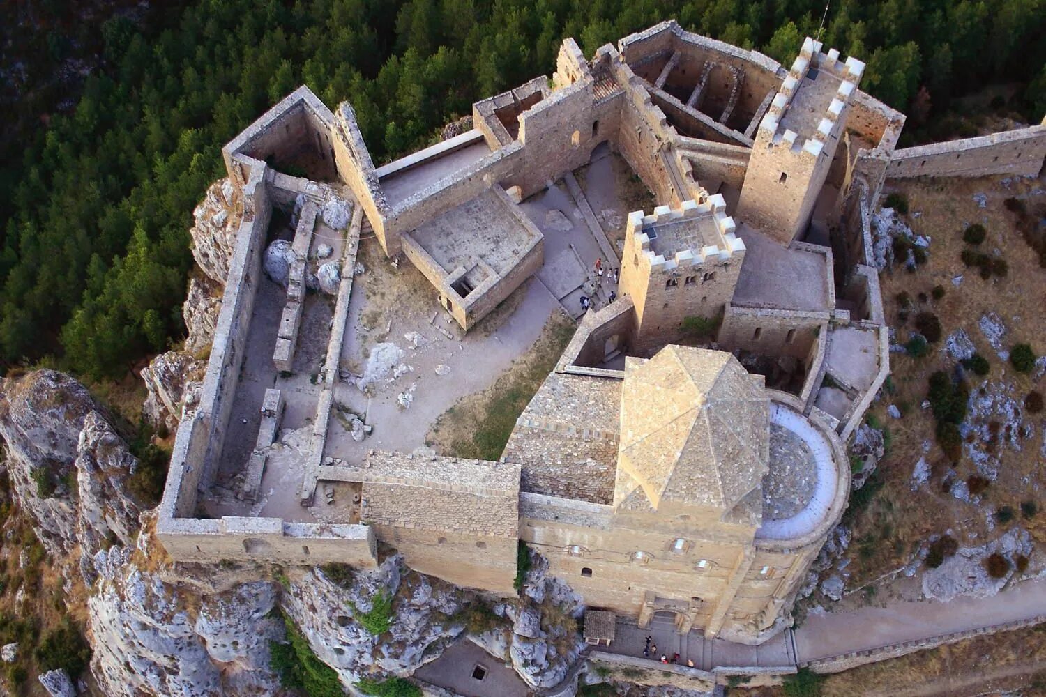 Замок Лoaррe (Уэска). Castillo de Loarre Испания. Loarre Castle. Средневековый замок Испания Лоаре. Самая крупная крепость из сохранившихся и действующих