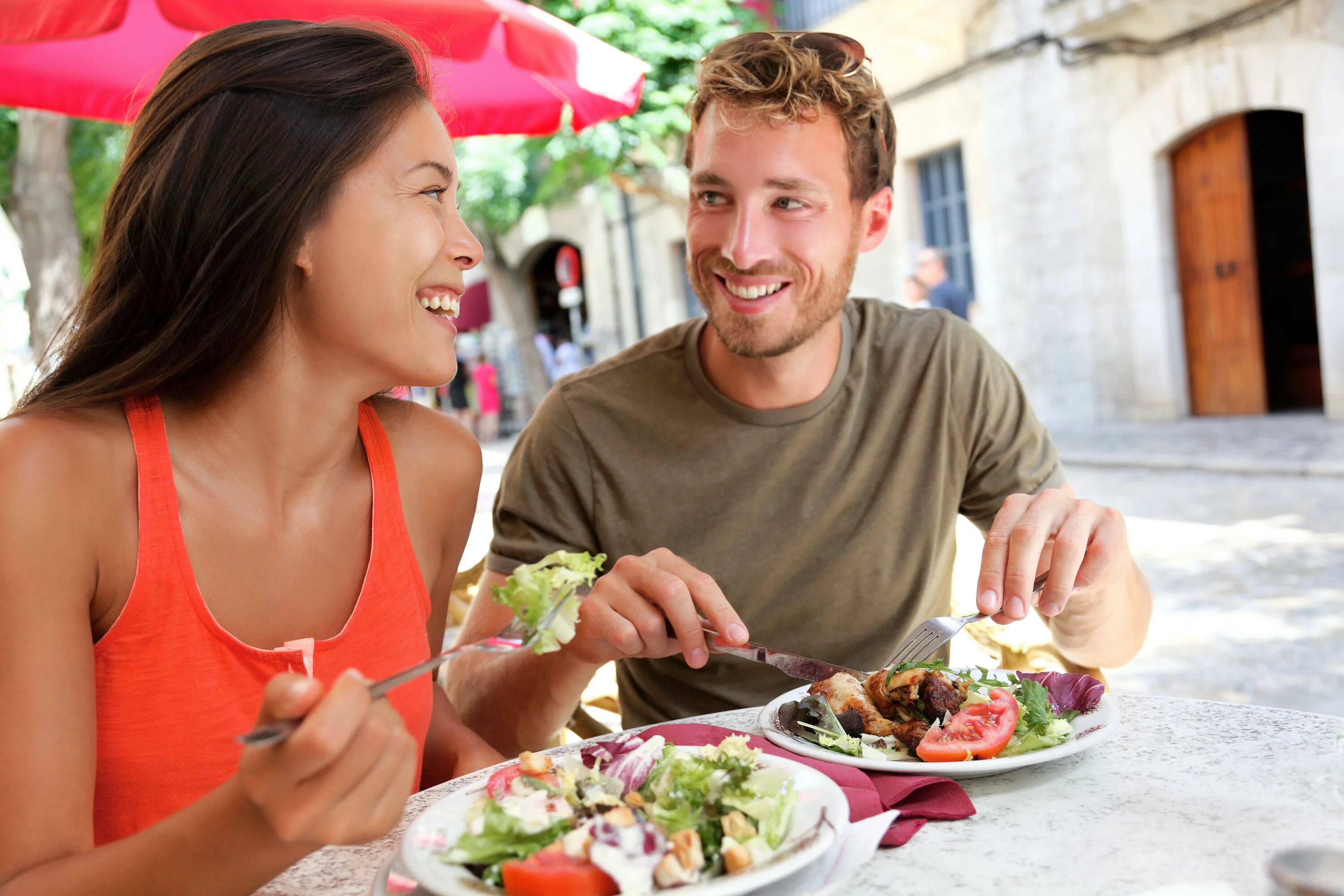 Try diet. Человек завтракает. Наслаждение едой. Люди кушают в ресторане. Люди которые едят в кафе.