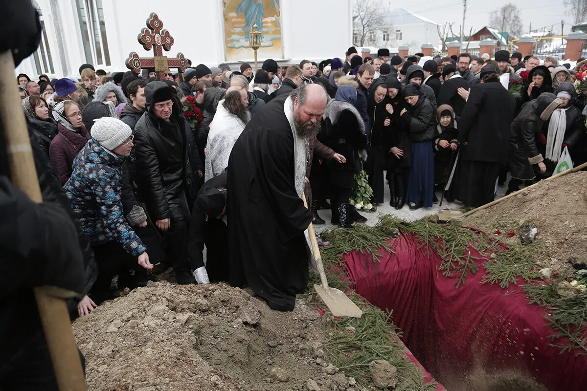 Похороны шахтеров погибших на шахте распадская. Отпевание отца иоанна крестьянкина. Земля после отпевания. Земля после отпевания. Земля после отпевания.