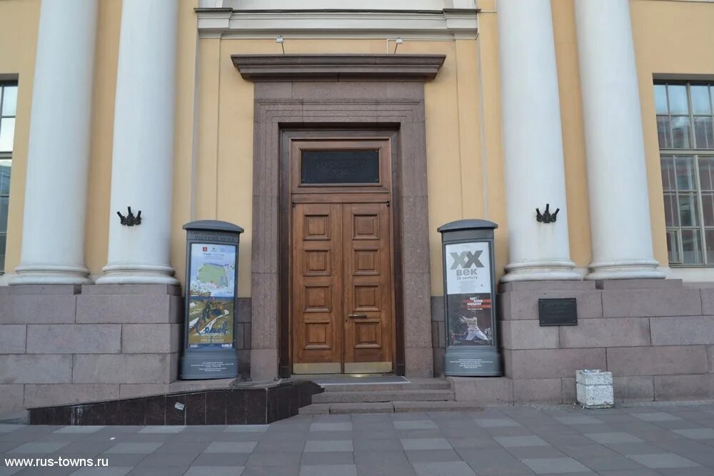 Спб вход. Дворец Бенуа в Москве. Корпус Бенуа Чобан. Вход в музей. Фотография музея вход.