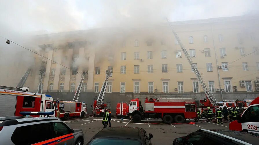 Тушение пожаров в этажах зданий. Пожар в здании. тушение пожара в здании. пожар в административном здании. пожарные тушат здание.
