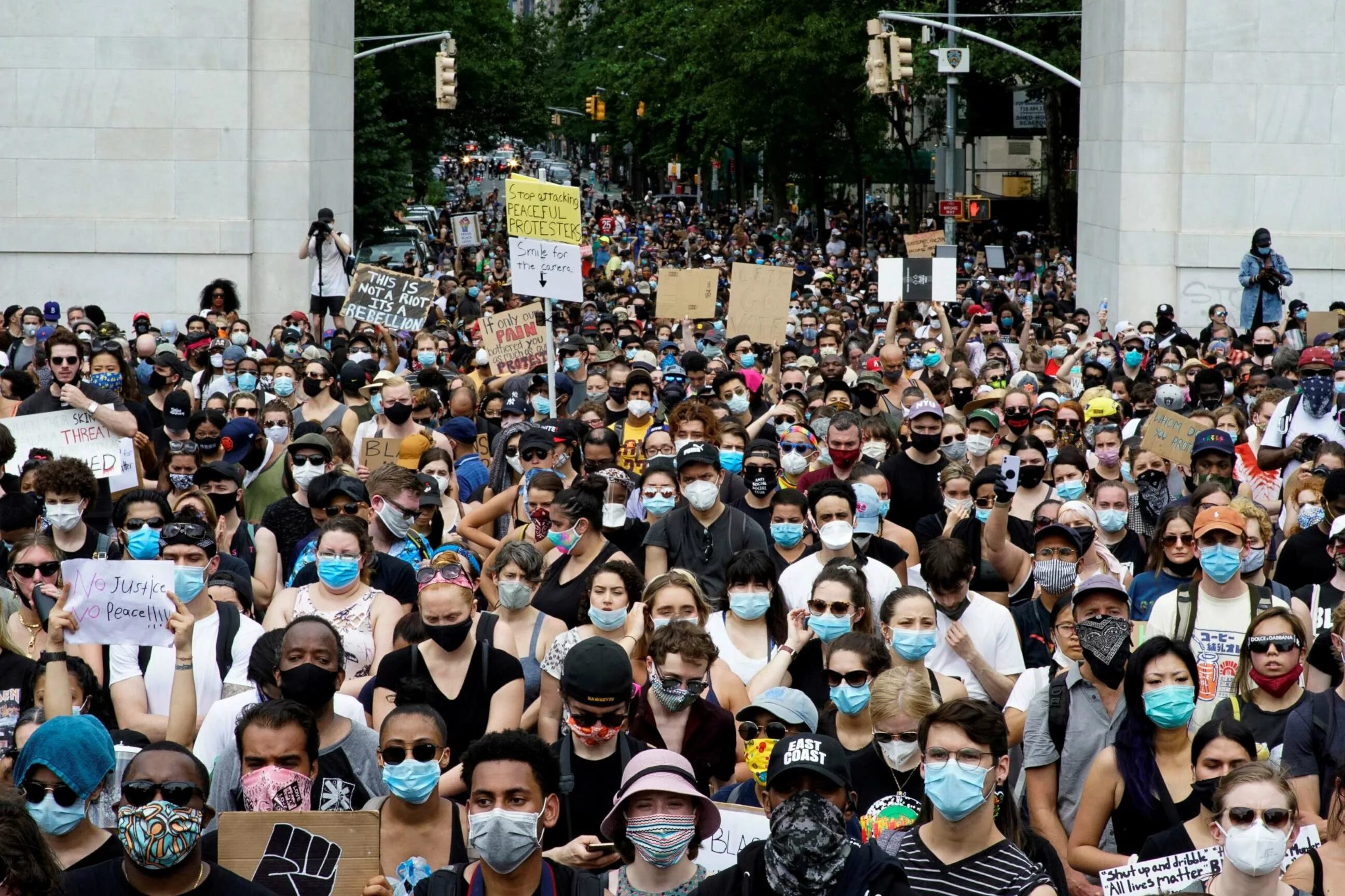 Группа людей для выражения протеста. Нью Йорк протесты 2020. Массовые протесты. Протесты в США 2020. Массовые акции протестов в США.