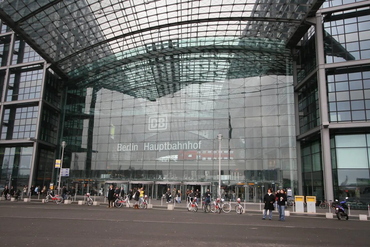 Вокзал берлин хауптбанхоф. Берлин вокзал hauptbahnhof. Центральный железнодорожный вокзал в берлине. Вокзал берлин хауптбанхоф. Берлин вокзал hauptbahnhof.