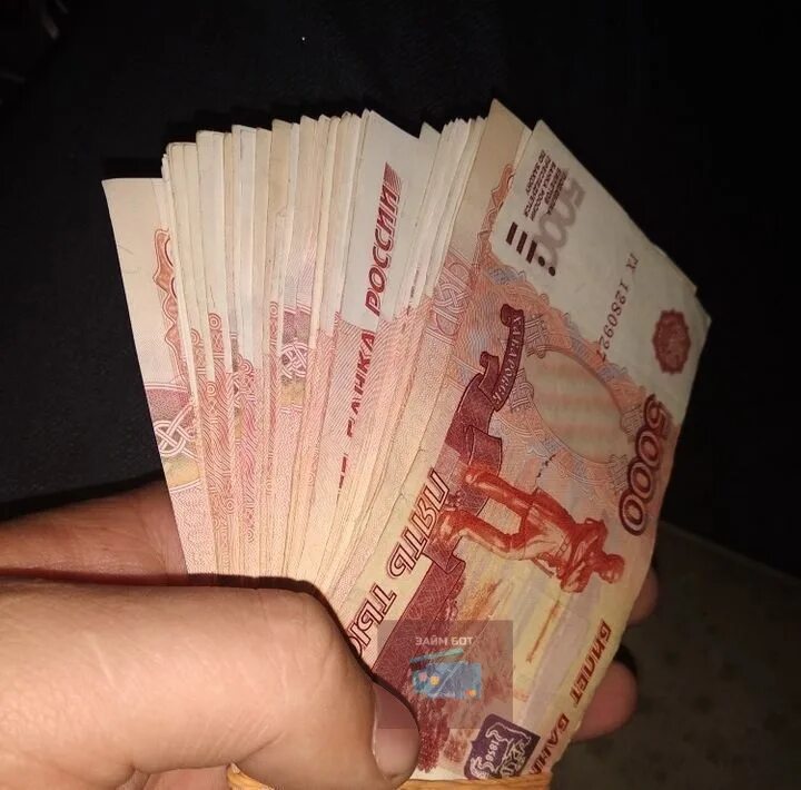 5 000 рублей в суммах. Деньги в руках. пачка денег в руках. рубли в руках. сто тысяч рублей в руках.