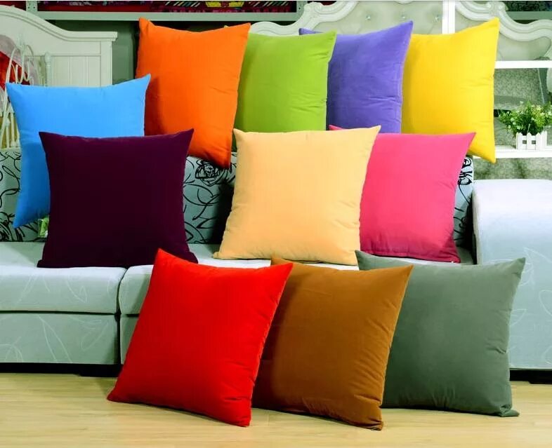 Диван с яркими подушками. Декоративные подушки. Разноцветные подушки. Подушки декоративные на диван.