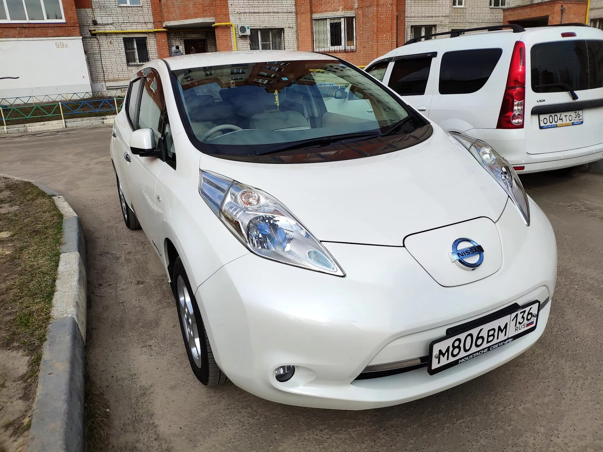 Удлинить ниссан. Nissan Leaf 2014. Nissan Leaf 1. Ниссан лиф 2014 года. Nissan Leaf 22.