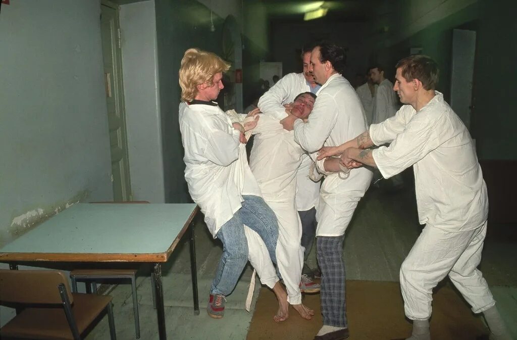 Кровать для психически больных. Медсестра психически больной. Медсестра психически больной. Психиатрическая помощь картинки. Альма уокер психбольница.