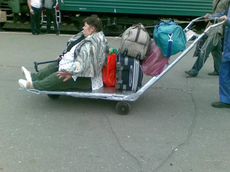 Телега для бабушек. Бабушка с чемоданом. Толстый человек в телеге. Толстый человек на тележке.