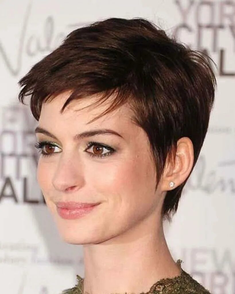 Short haired woman. Стрижка Пикси Гаврош Гарсон. Стрижка Пикси деми Мур. Энн Хэтэуэй Пикси. Энн Хэтэуэй стрижка Пикси.