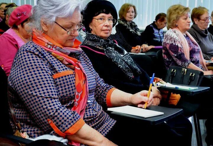 Предпенсионер. Бабульки на собрании. Кпрфст старики на собрании. Вакансии в Самаре для пенсионеров женщин. Понижение пенсионного возраста свежие новости