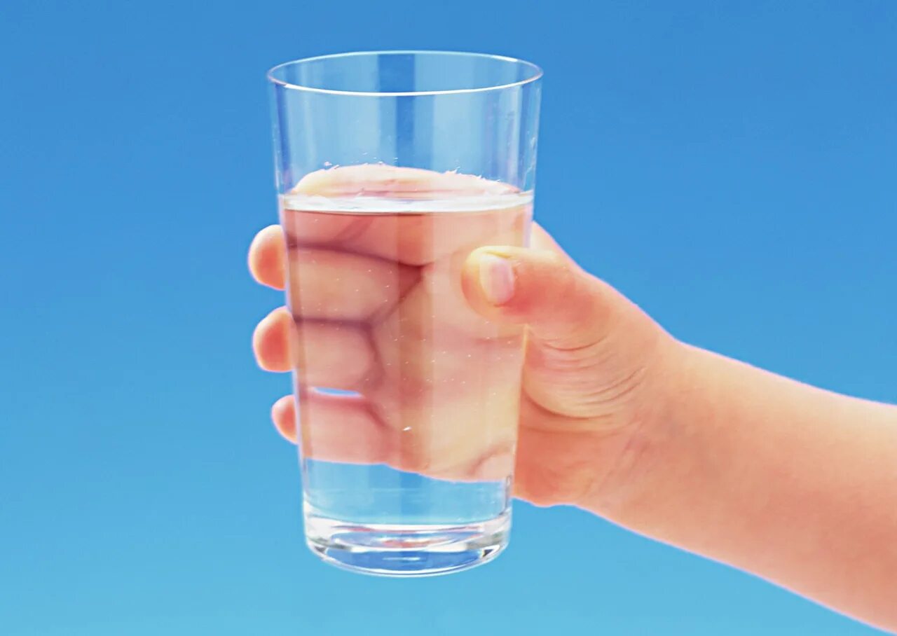 Почему стакан прозрачный. Стакан воды. Стакан воды в руке. Прозрачная вода в стакане. Стакан в руке.