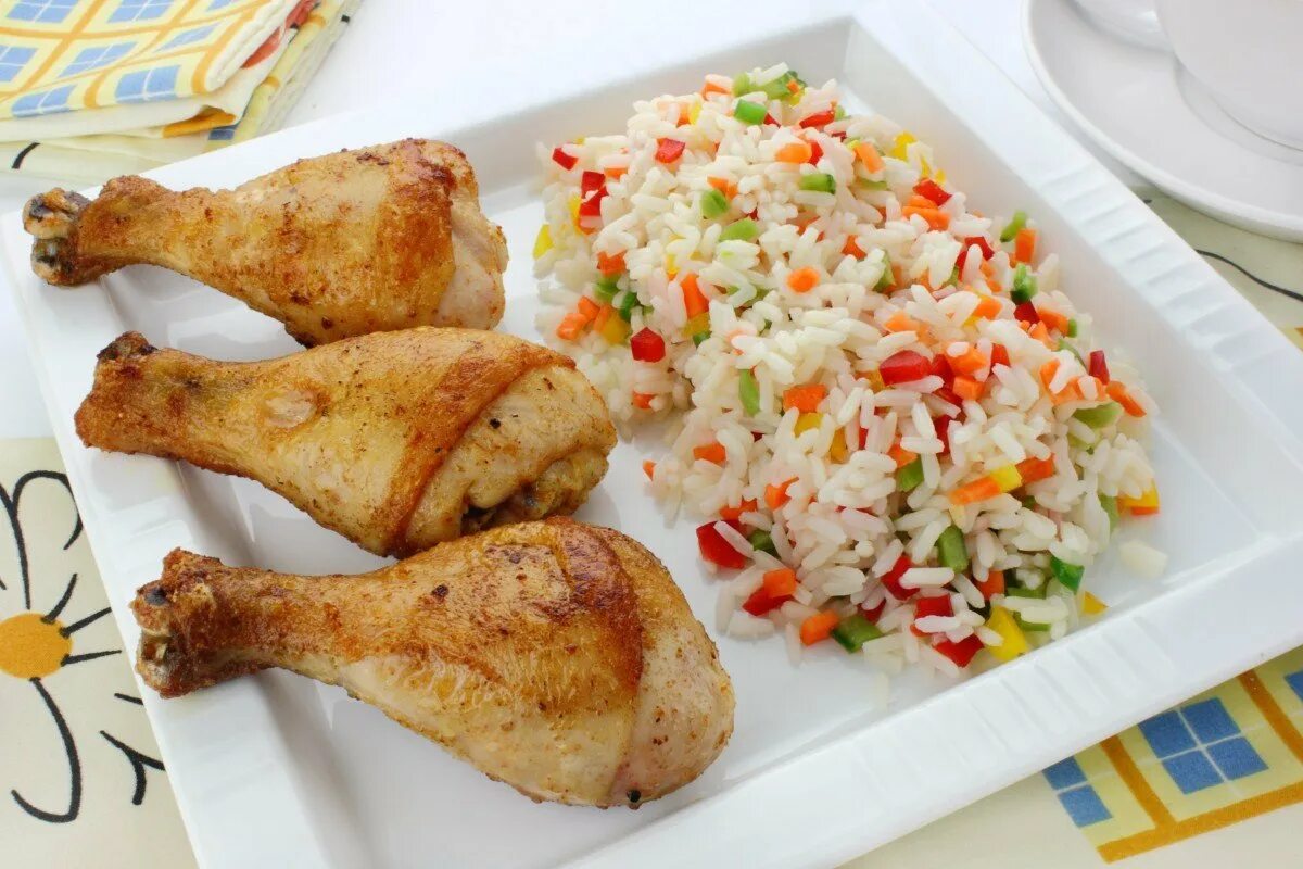 Куриная голень с рисом в духовке рецепт. Куриные ножки с рисом. Куриные голени с рисом. Рис с куриными ножками. Ножка курицы с рисом.