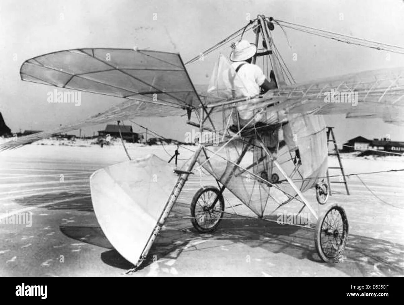 Первые самолеты видео. Летательный аппарат Можайского 1882. Братья Райт первый самолет. Самолёт дю Тампля. Аэроплан это летательный аппарат.