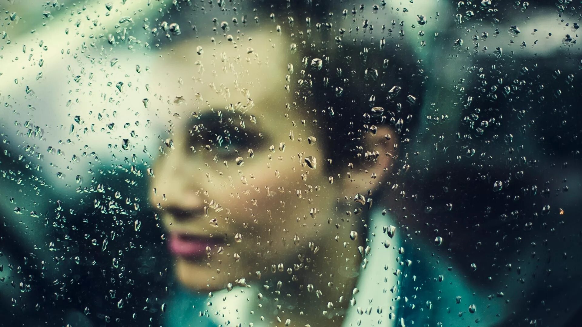 Девушка за мокрым стеклом. Дождь за окном. Портрет через мокрое стекло. Дождь в окне.