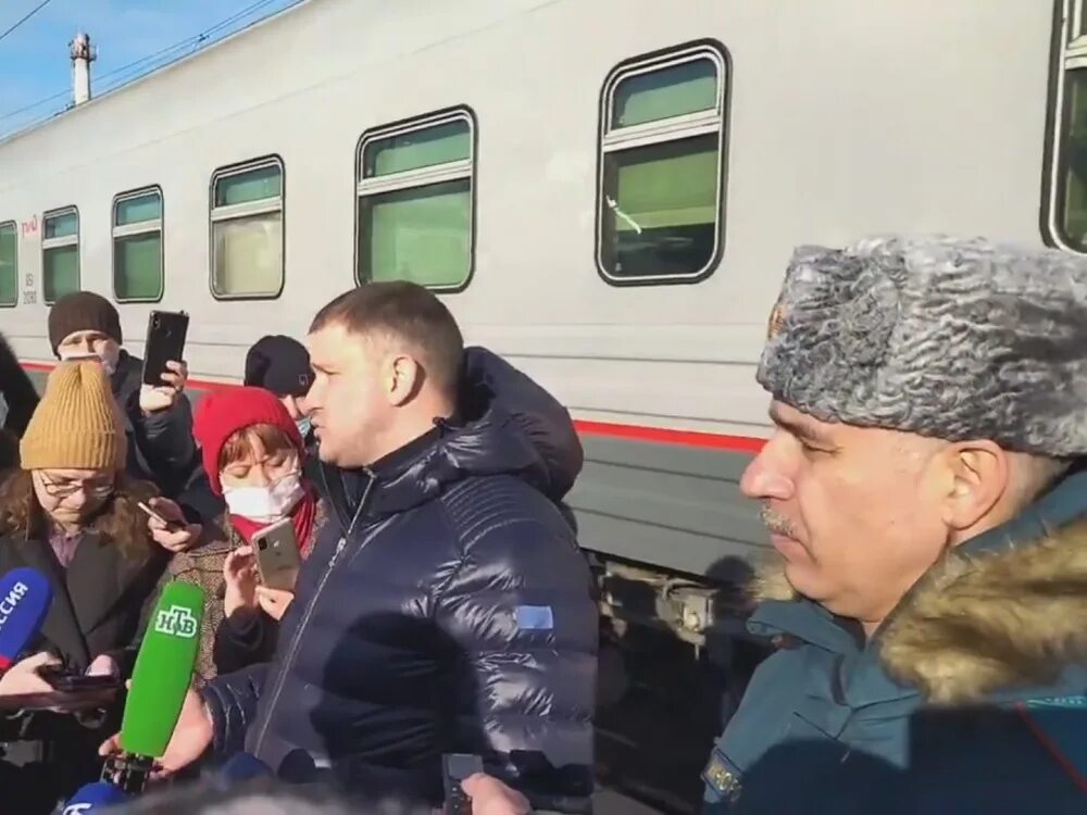 В воронеж прибыл. Воронежская область беженцы. беженцев встречают на вокзале. поезд прибыл в воронеж старики. прибытие беженцев в воронеж 7.11.2025.